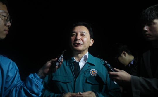 원희룡 국토교통부 장관이 17일 새벽 청주시 흥덕구 오송읍 궁평제2지하차도 침수 사고 현장을 찾아 기자들의 질문에 대답하고 있다.  연합뉴스